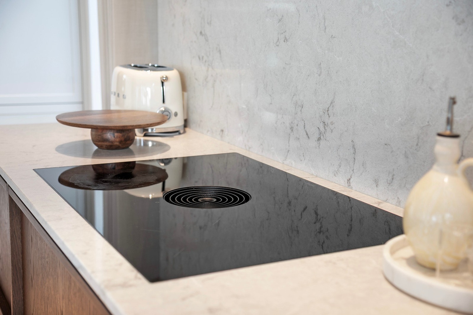 Moderne løsninger med integrerte hvitevarer og platetopp med nedfelt avtrekk Galleribilde