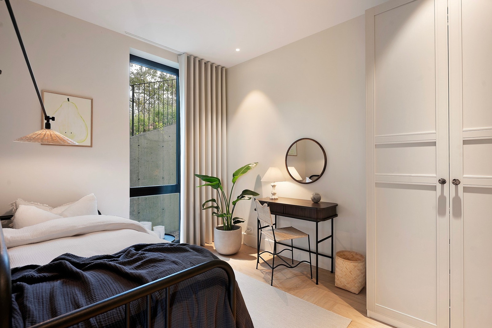 De 2 soverommene i etasjen har en god størrelse og den samme høye standarden som resten av boligen Galleribilde