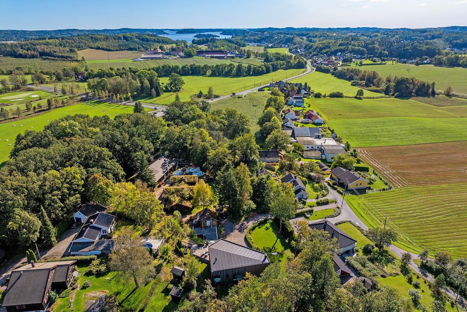 Landlig beliggenhet med nærhet til natur og sjø, samt kort vei til Stokke, Tønsberg og Sandefjord Galleribilde