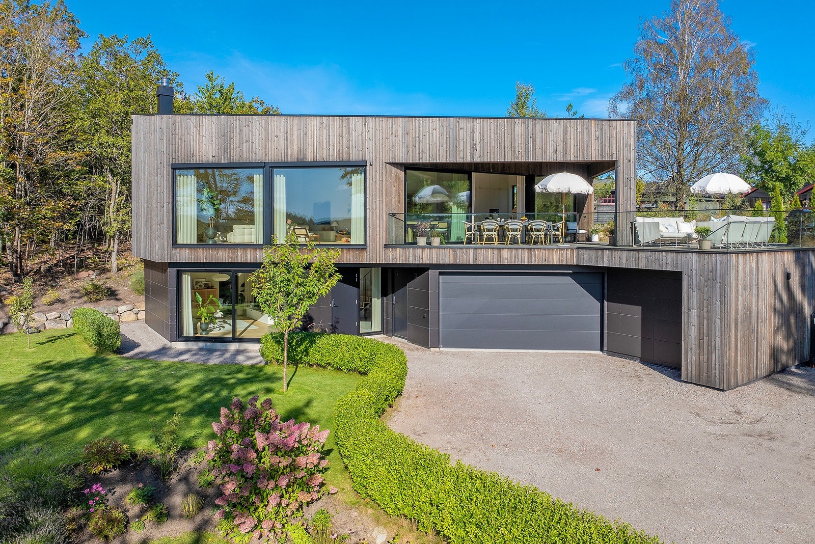 Pent opparbeidede områder på fremsiden av huset og naturtomt på baksiden gjør at du bor i ett med naturen Galleribilde
