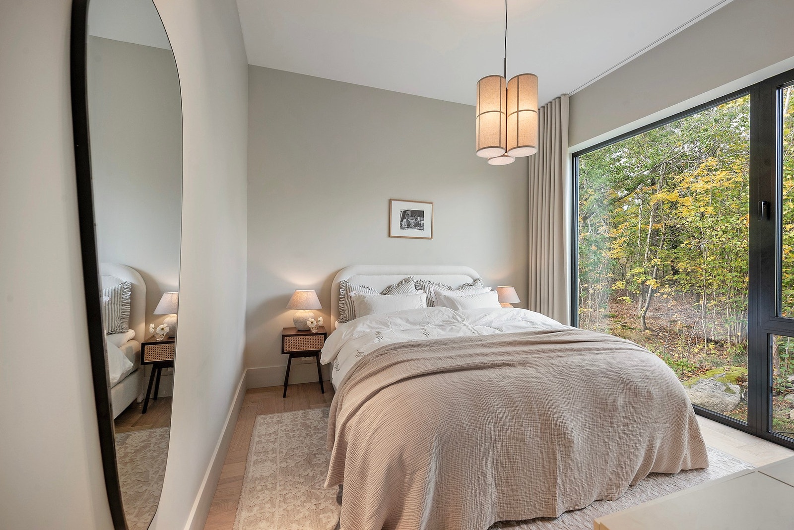 Alle rommene er malt i lune, lyse og varme farger som skaper en behagelig og harmonisk atmosfære Galleribilde