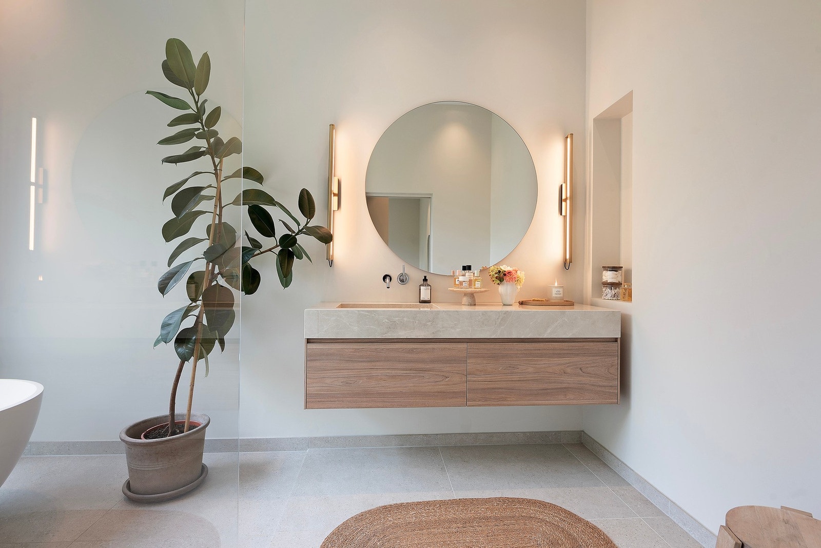 Glatte og rene overflater gir badet et moderne preg, mens de myke jordtonene skaper en lun og avslappende atmosfære Galleribilde