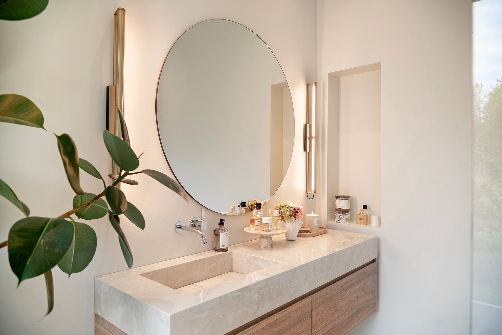 Elegant servaninnredning med skuffer som gir deg god oppbevaringsplass Galleribilde