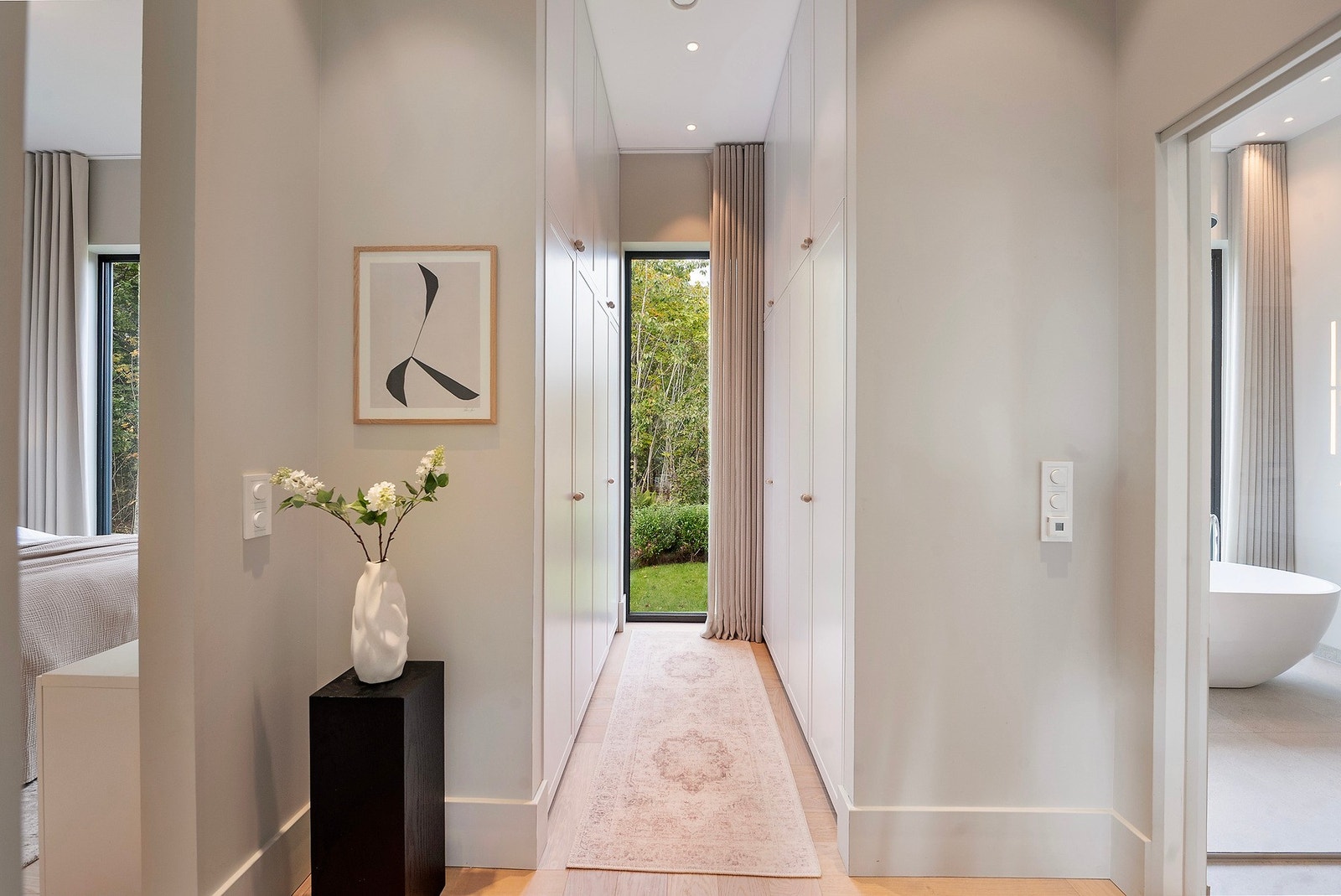 Hall med ekstra skapplass mellom soverom og bad - praktisk og ryddig oppbevaring Galleribilde