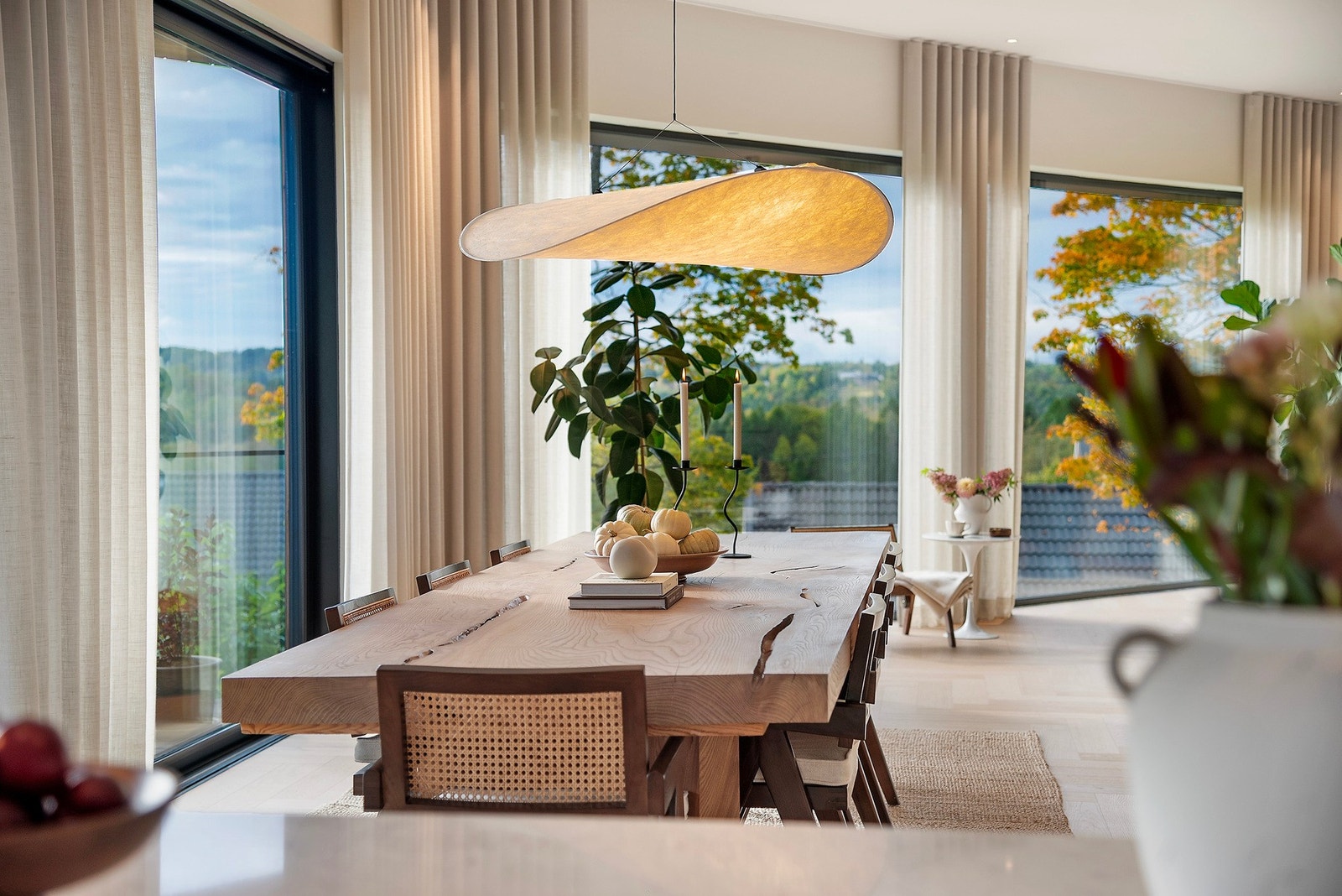 Romslig spisestue med vinduskarmene som rammer inn den fredelige utsikten Galleribilde