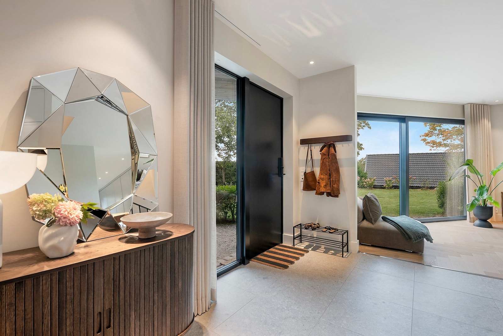 Velkommen inn - Her merker du umiddelbart boligens høye standard og stil, med god takhøyde, downlights og lyse, åpne rom Galleribilde