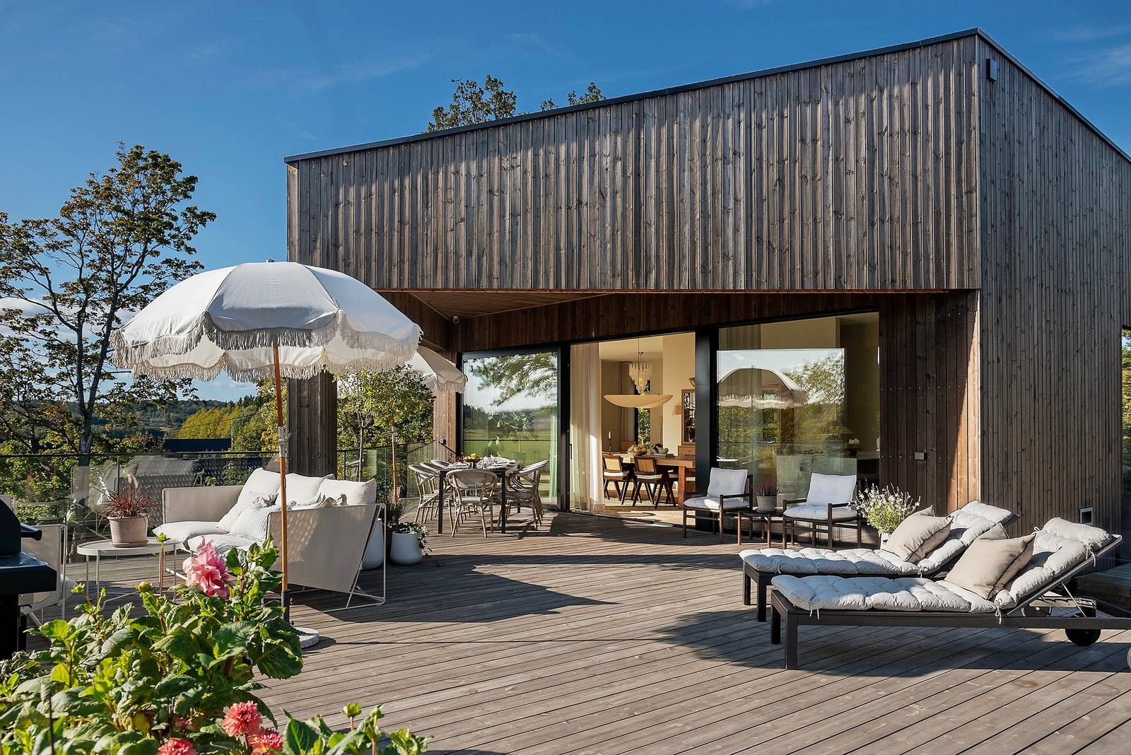 Uteplassen er designet for å gi en luftig, men samtidig lun atmosfære, i tråd med hjemmets innendørs stil Galleribilde