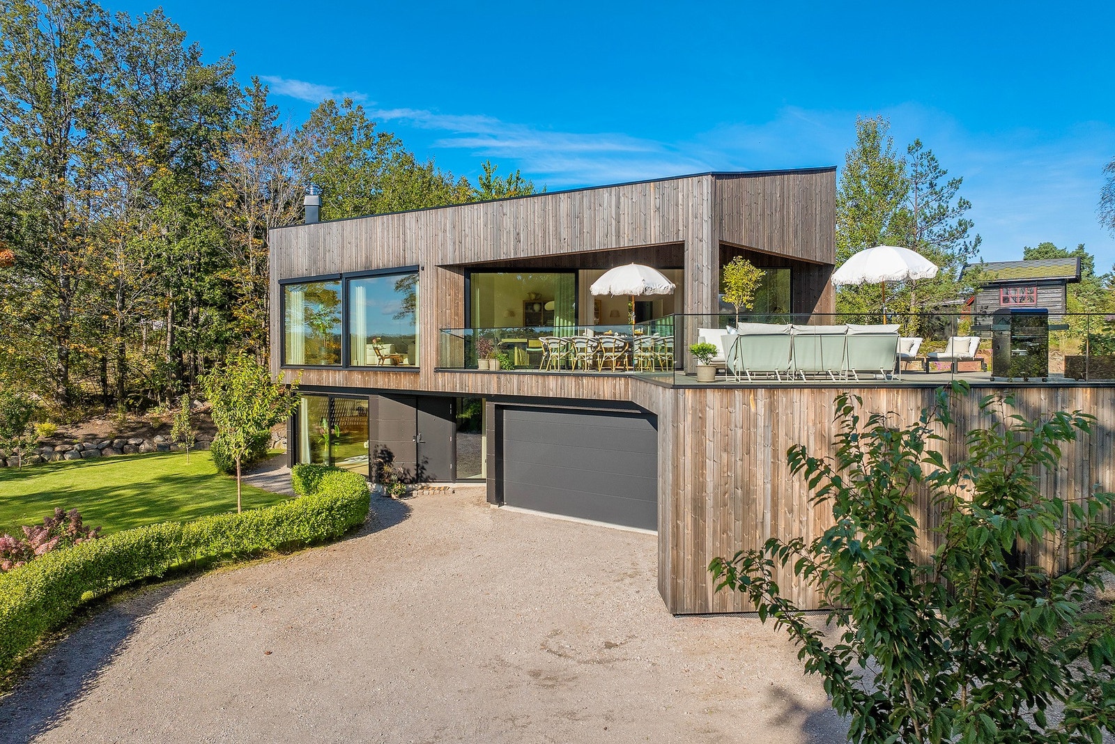 Her har du god plass til parkering for deg og dine gjester i innkjørsel og garasje Galleribilde