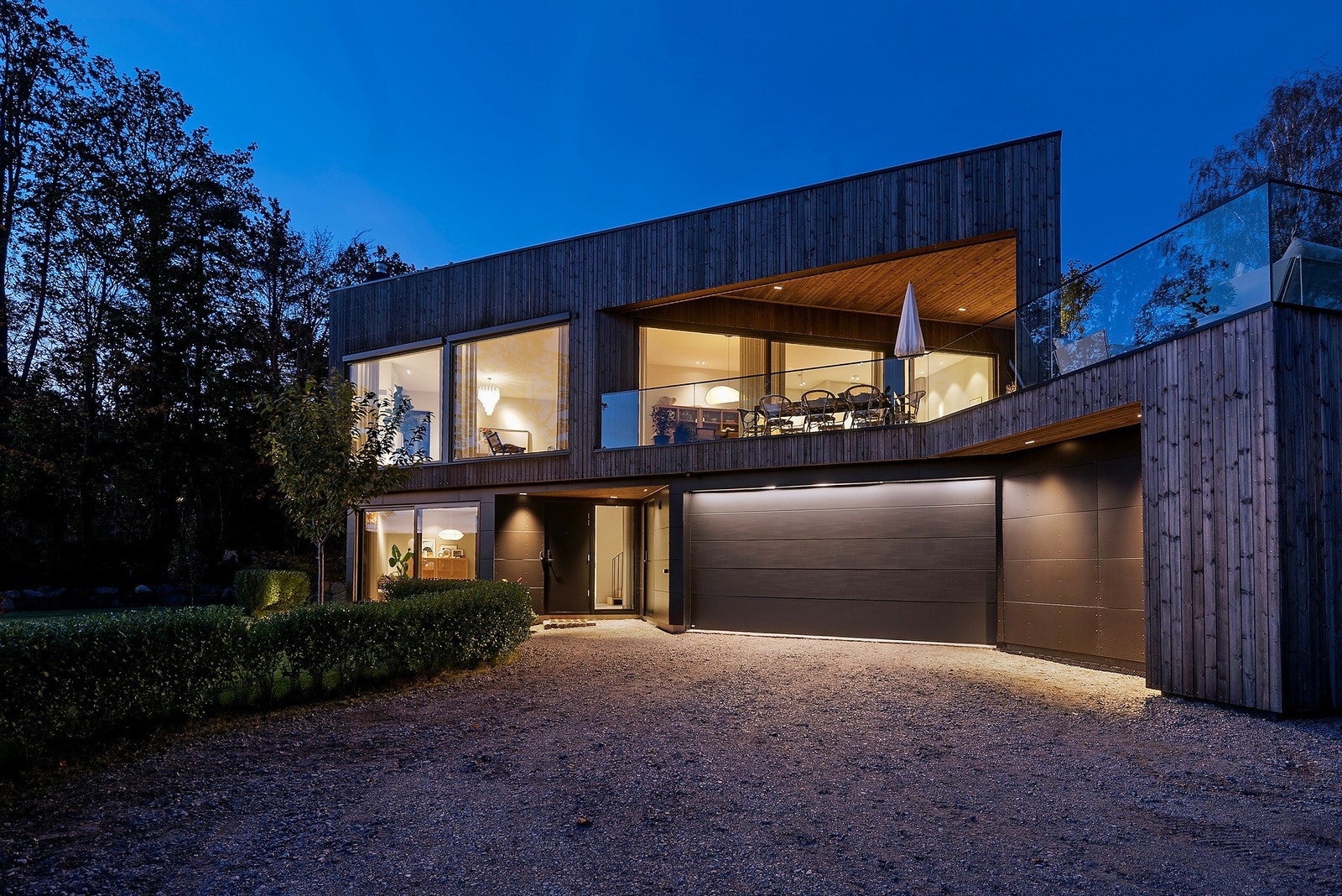 Boligens unike ytre blir fremhevet av svarte detaljer som står fint med bordkledning av malmfuru Galleribilde