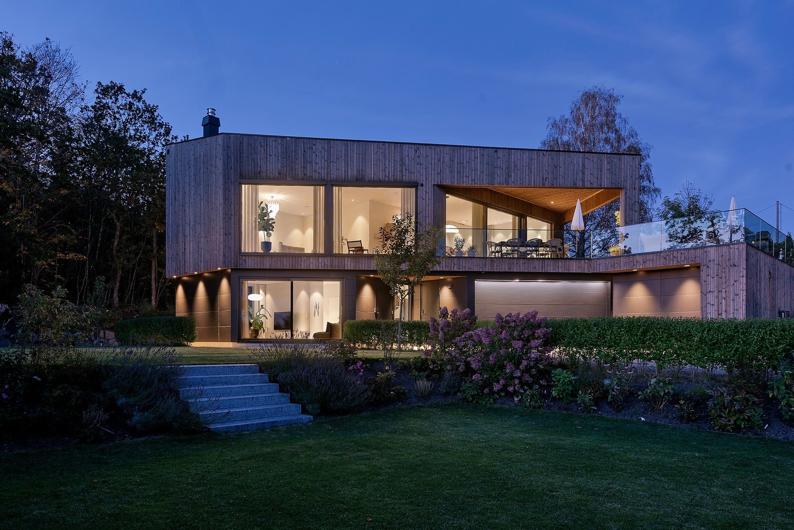 Pent beplantet og opparbeidet tomt så du har ditt private parkområde å kose deg på Galleribilde