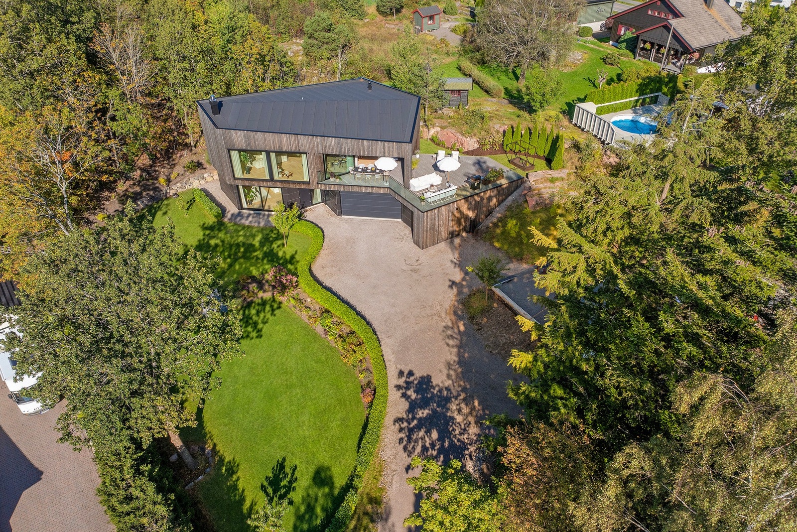 Boligen har en fin og tilbaketrukket beliggenhet på nydelig tomt på 1,6 mål Galleribilde