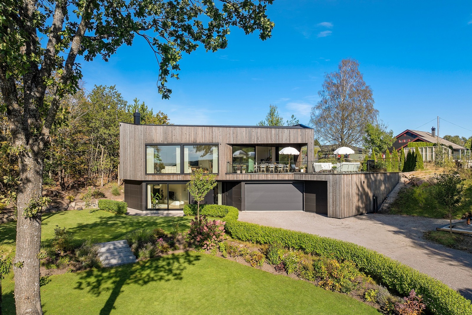 Velkommen - Her får familien alt på ett sted: plass til lek og ballspill i hagen, og en solrik terrasse for avslapning og hyggelige stunder Galleribilde