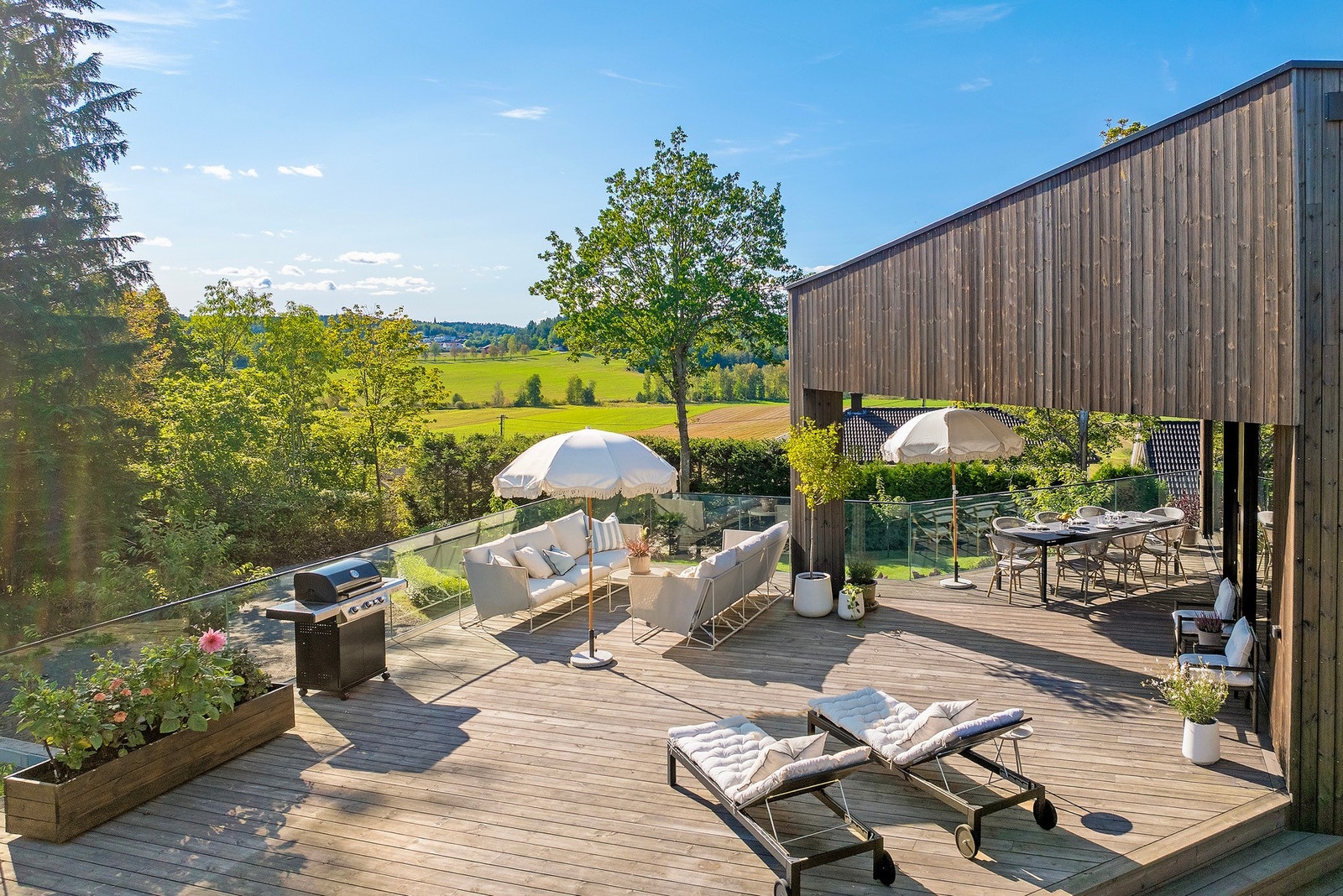Deilig terrasseområde på 88 m2 som er delvis overbygget og har et fredelig utsyn Galleribilde