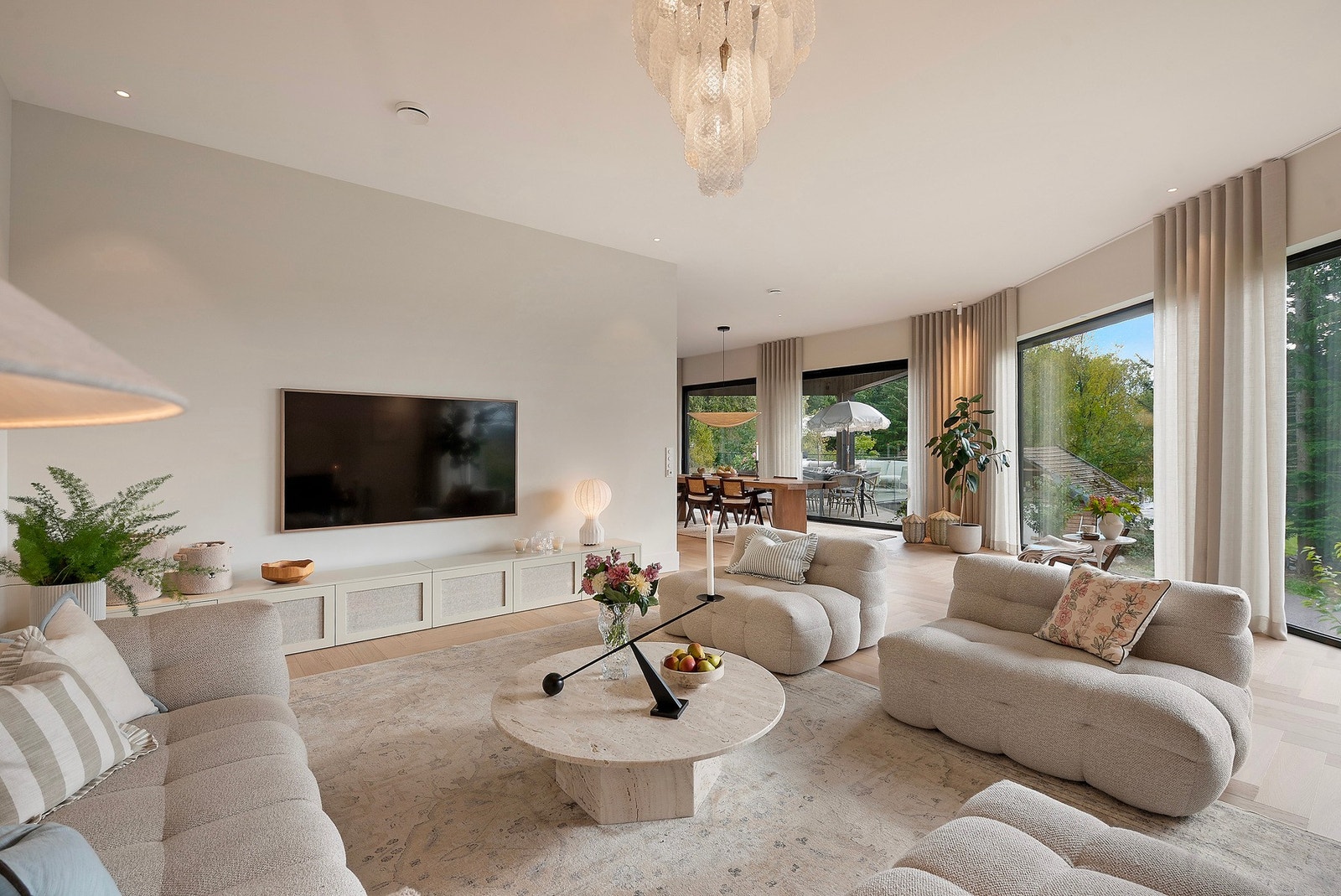 Stue og kjøkken er plassert i vinkel, noe som gir både en effektiv romutnyttelse og et naturlig skille mellom sonene - samtidig som det åpner for flere gode møbleringsløsninger Galleribilde