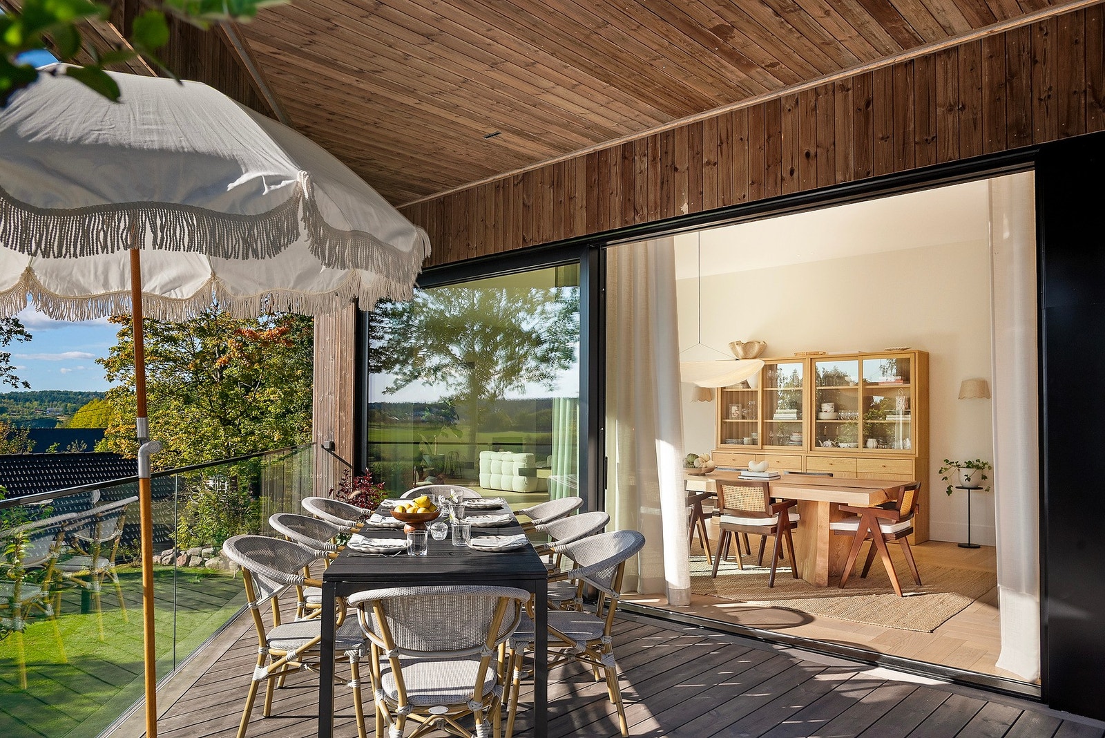 Med kort vei fra kjøkkenet er det enkelt å dekke opp til middag ute når været spiller på lag - perfekt for lange sommerkvelder og hyggelige måltider i det fri Galleribilde