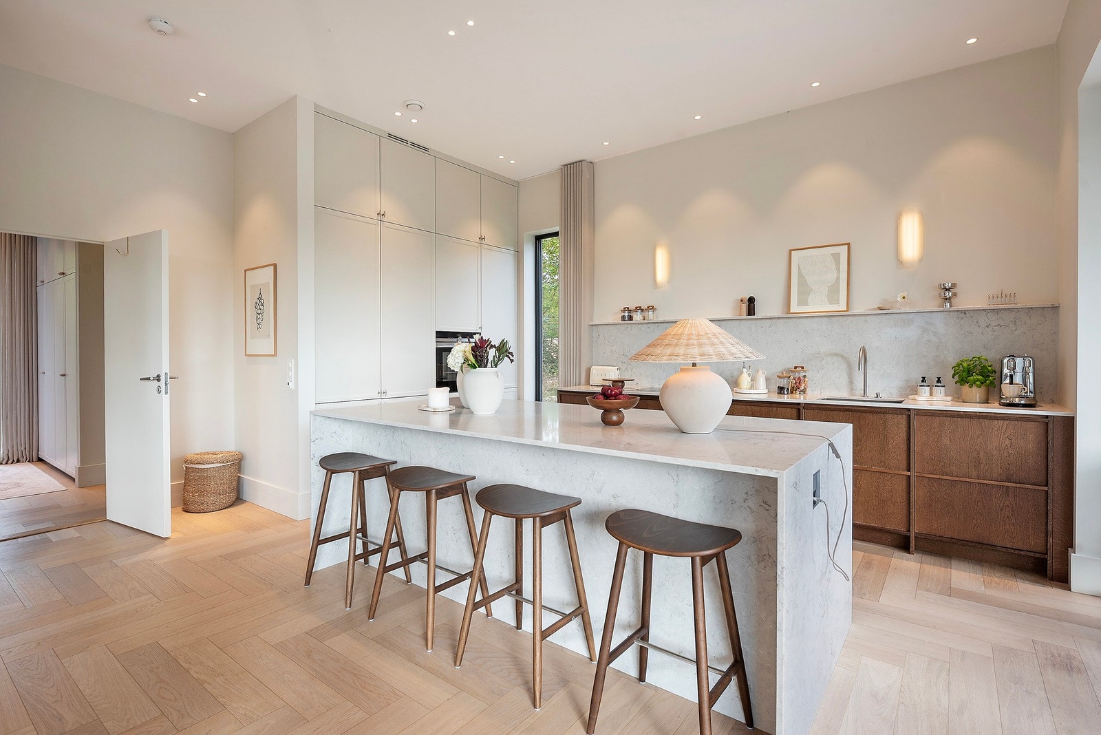 Med barløsning på kjøkkenet kan kokken få selskap under matlagingen, eller det kan bli en praktisk plass for både frokost og leksehjelp i en travel hverdag Galleribilde