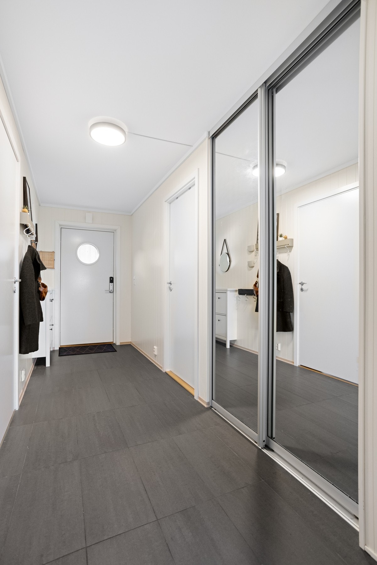 Entrè og gang med skyvedørgarderobe Galleribilde