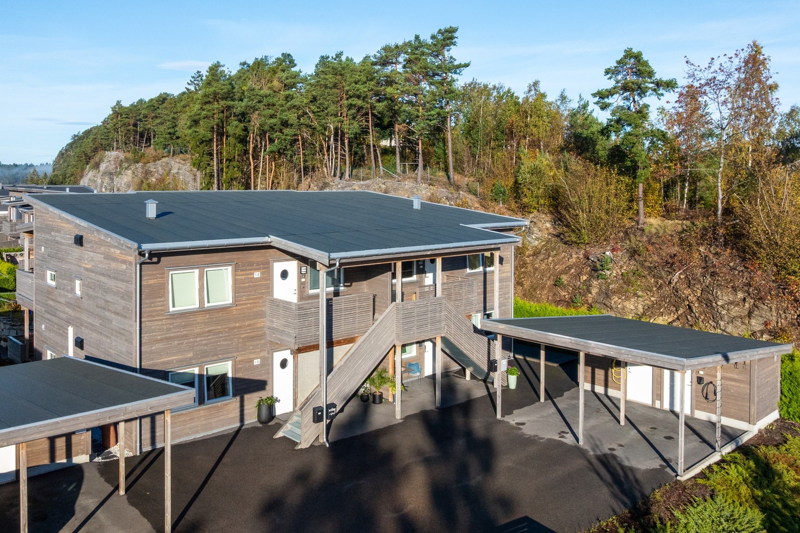 Tilhørende carport med el-bil lader og bod Galleribilde