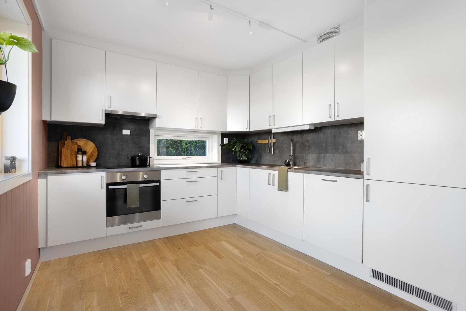 Kjøkkenet har innredning fra Sigdal med laminat benkeplate og integrerte hvitevarer som stekeovn, platetopp, oppvaskmskin og kjøleskap med frysedel. Galleribilde