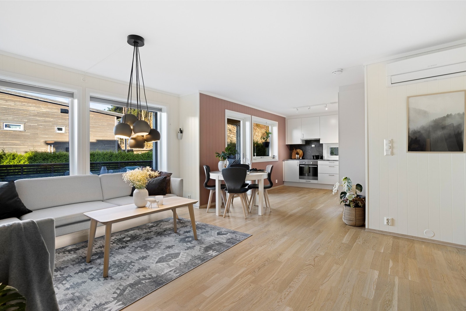 Stuen ligger i en fin, åpen løsning mot kjøkkenet og har utgang til terrasse. Galleribilde