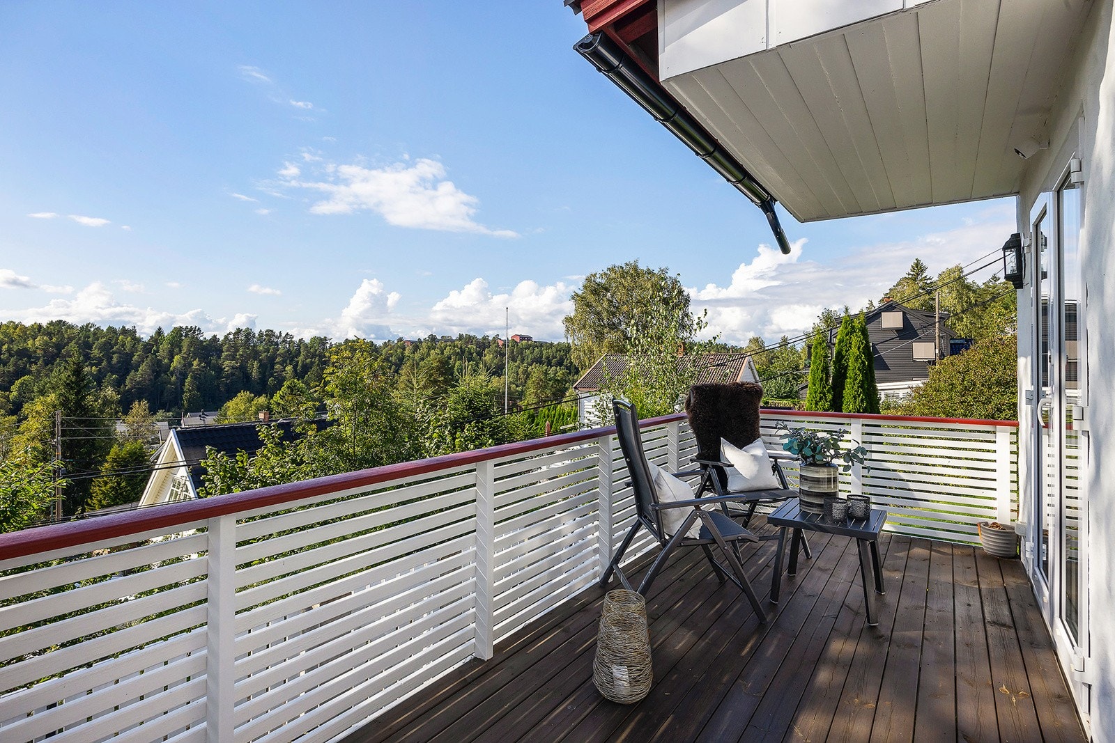Gode møbleringsmuligheter, plass til sittegruppe, grill og diverse beplantning. Galleribilde