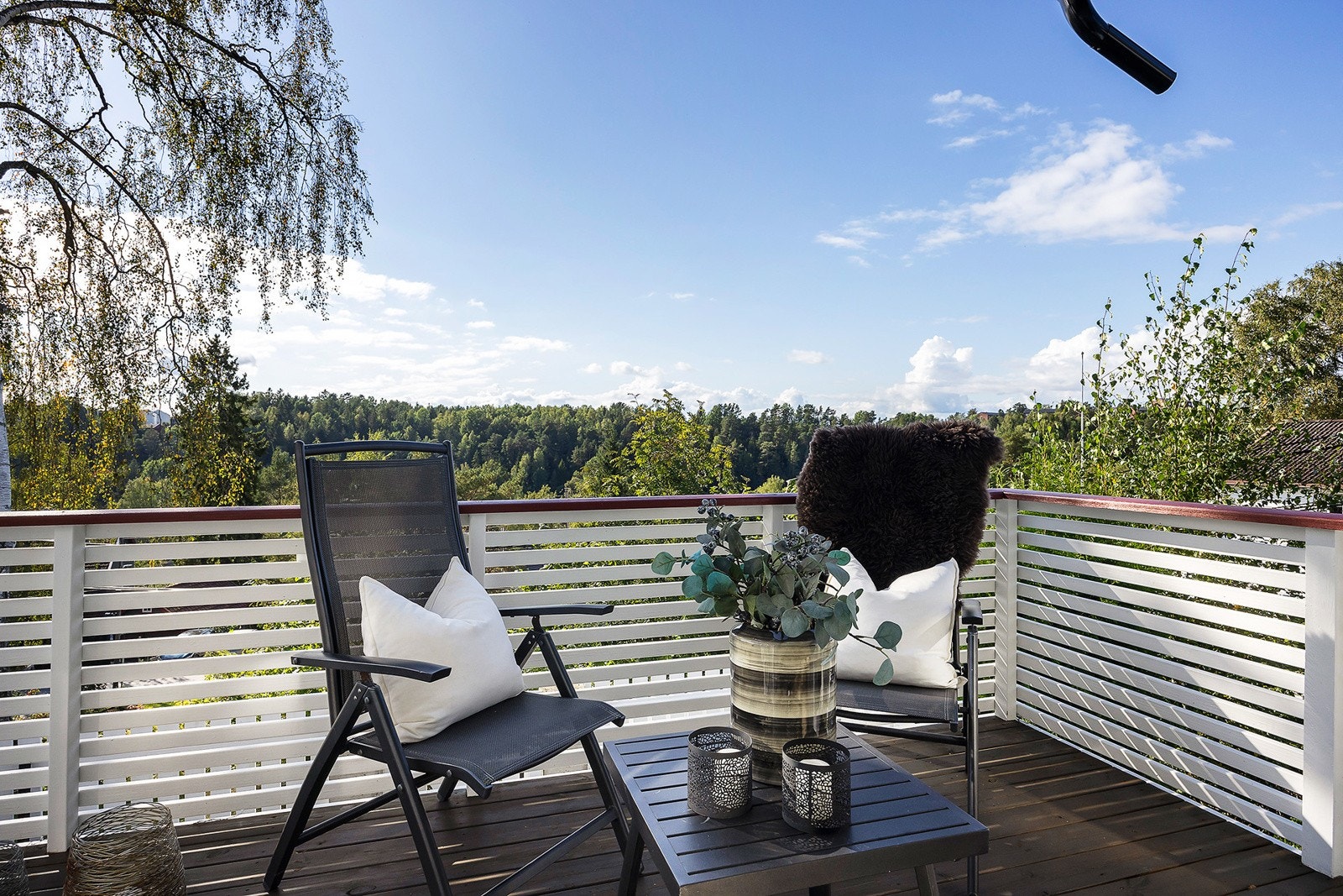 Vestvendt balkong med gode solforhold. Galleribilde