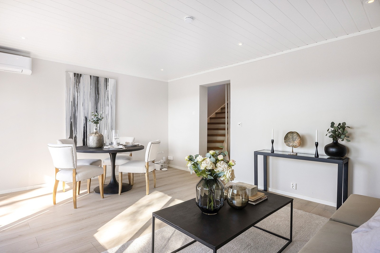 Store vindusflater som gir rikelig med naturlig lys. Galleribilde
