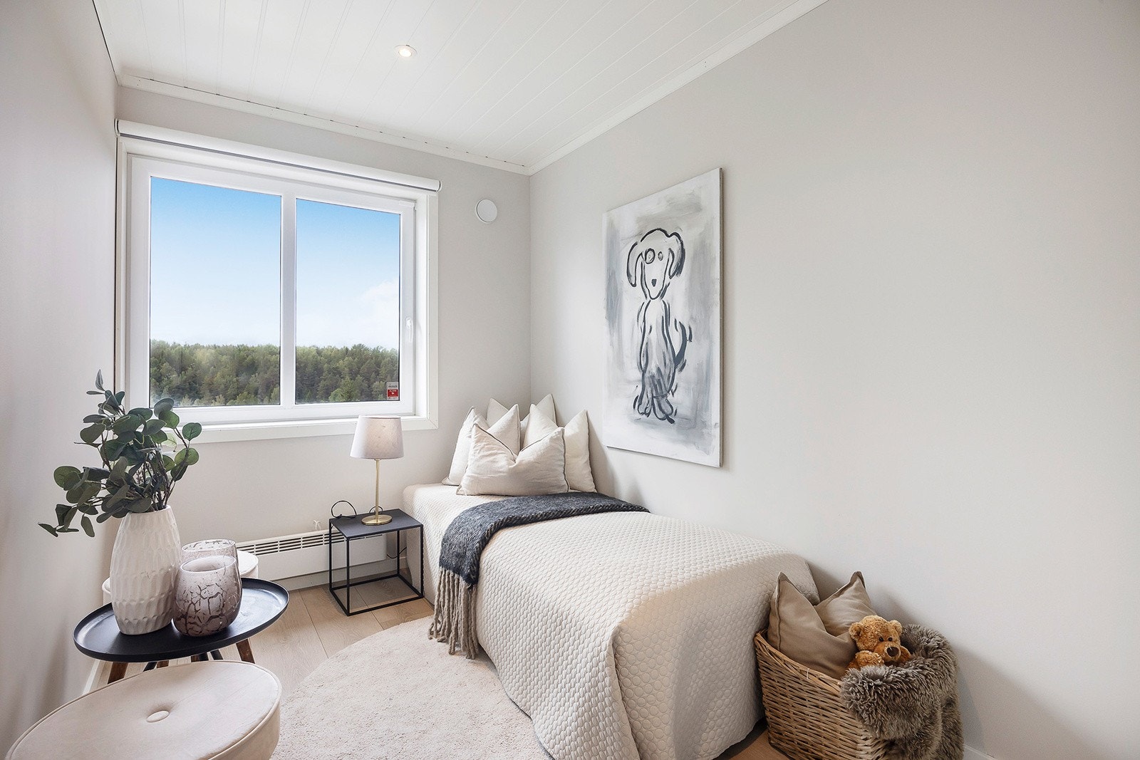 Store vindusflater gir soverommet godt lysinnslipp og en luftig romfølelse. Galleribilde