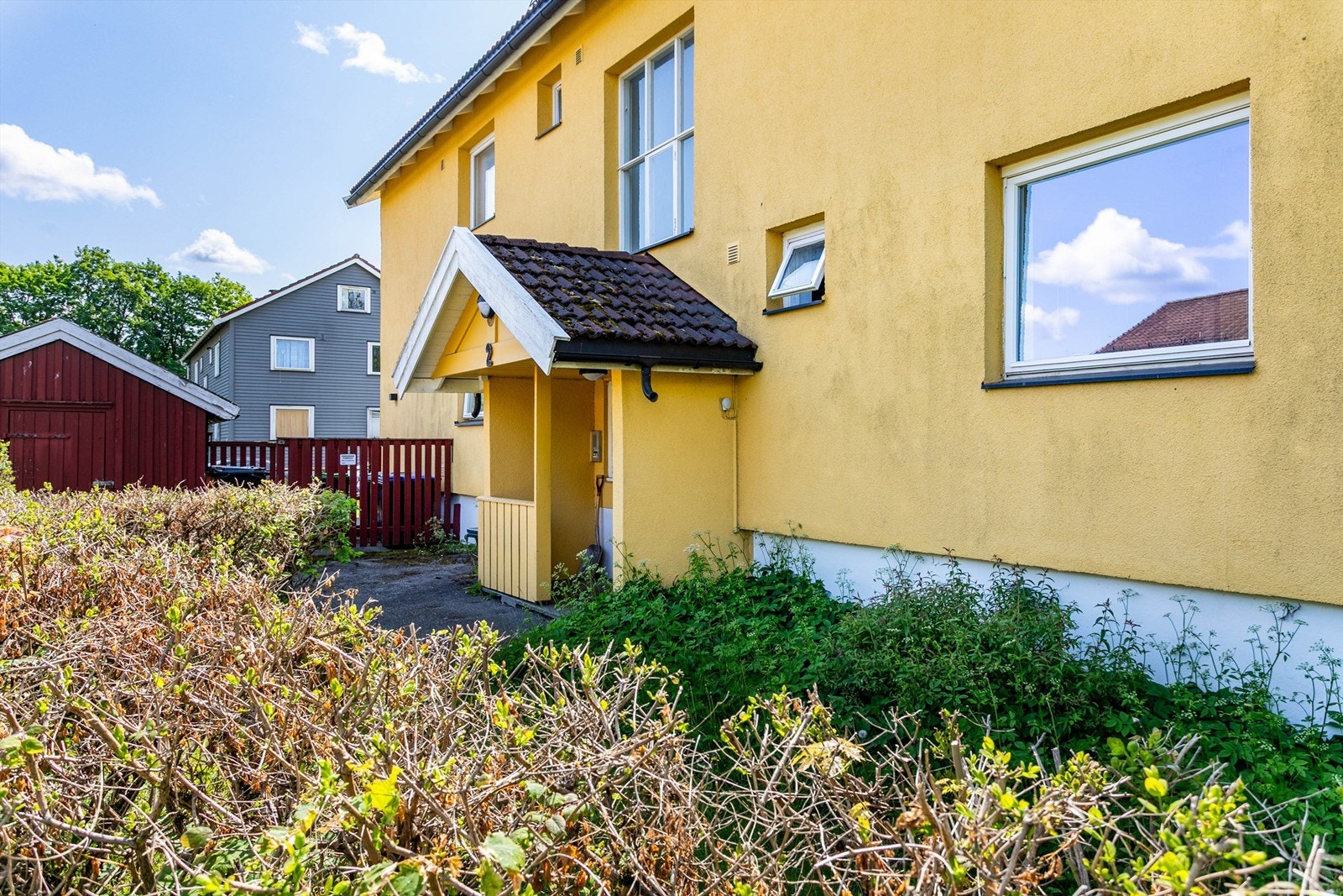 Til leiligheten i første etasje er det enkel adkomst - kun få trinn opp fra hovedinngangen. Galleribilde