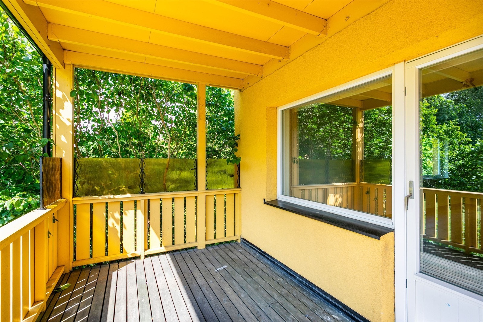 Under verandaens tak er svalt på varme dager, lunt og hyggelig på lyse sommerkvelder. Galleribilde