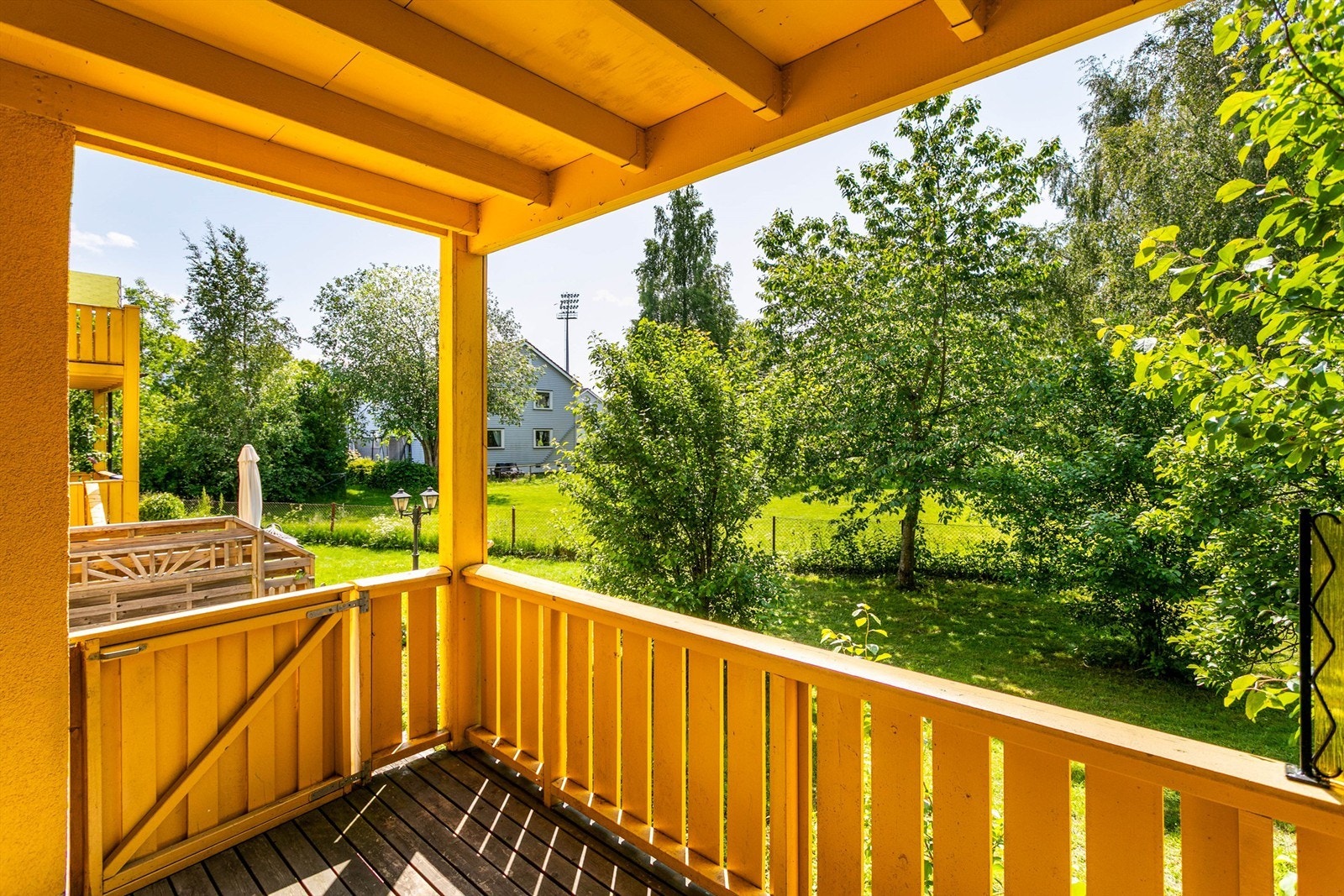 På utearealene sitter du henvendt mot solens gang gjennom det meste av dagen, i svært fredelige omgivelser. Galleribilde
