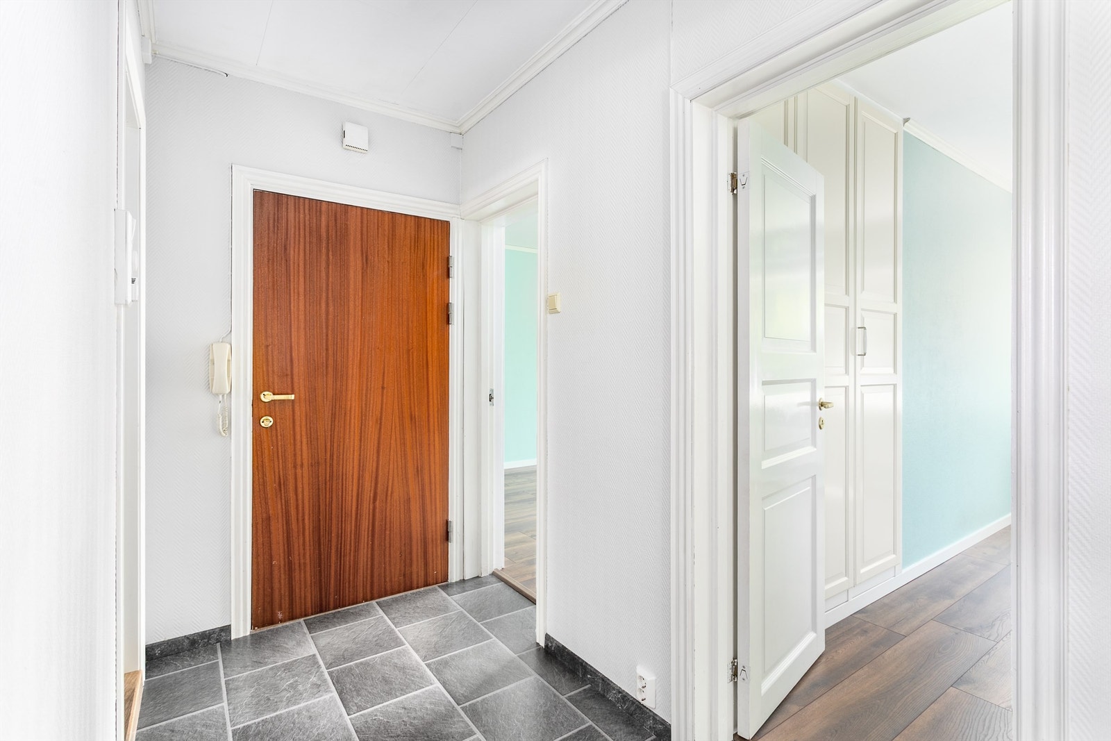 Soverommene er samlet langs entreen, vis á vis badet. Galleribilde