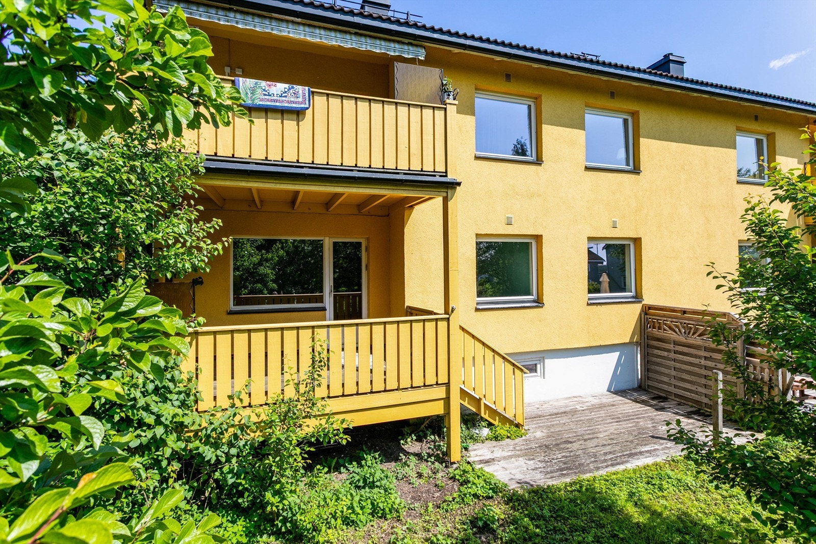 Leiligheten inngår i vestsiden av første etasje, med både veranda og platting orientert i sydlig retning. Galleribilde