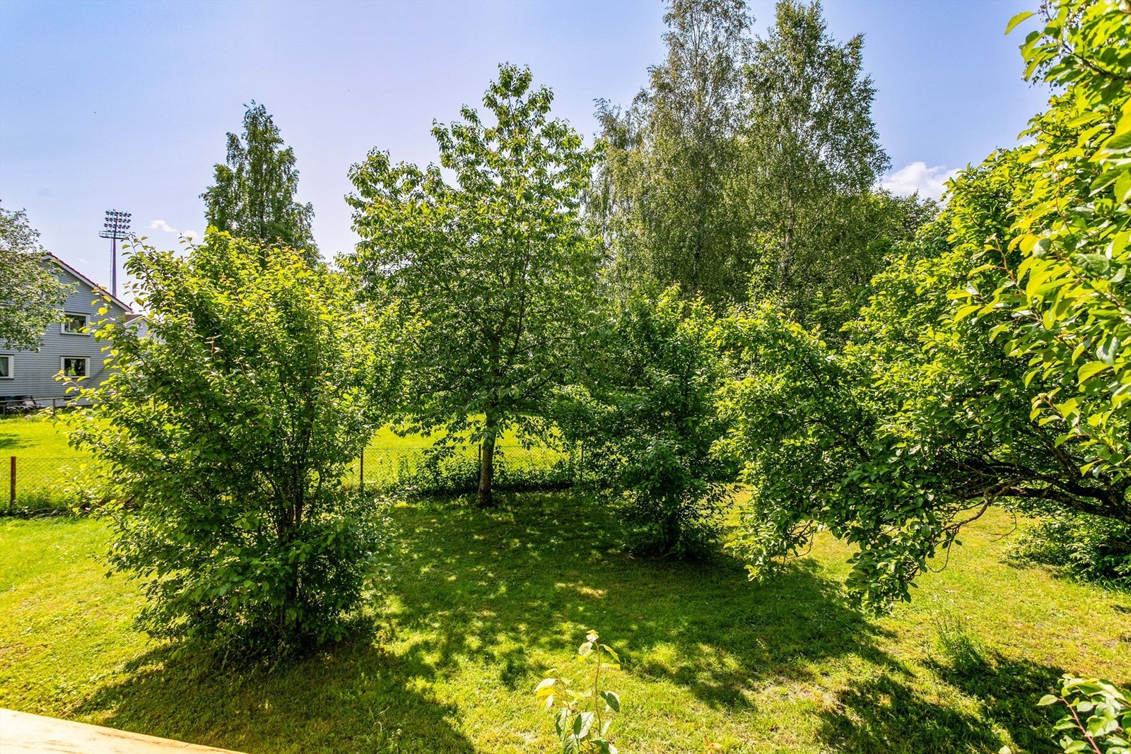 Utearealene skjermes av vegetasjonen i borettslagets egen hage, som også er et naturskjønt skue å hvile blikket på. Galleribilde