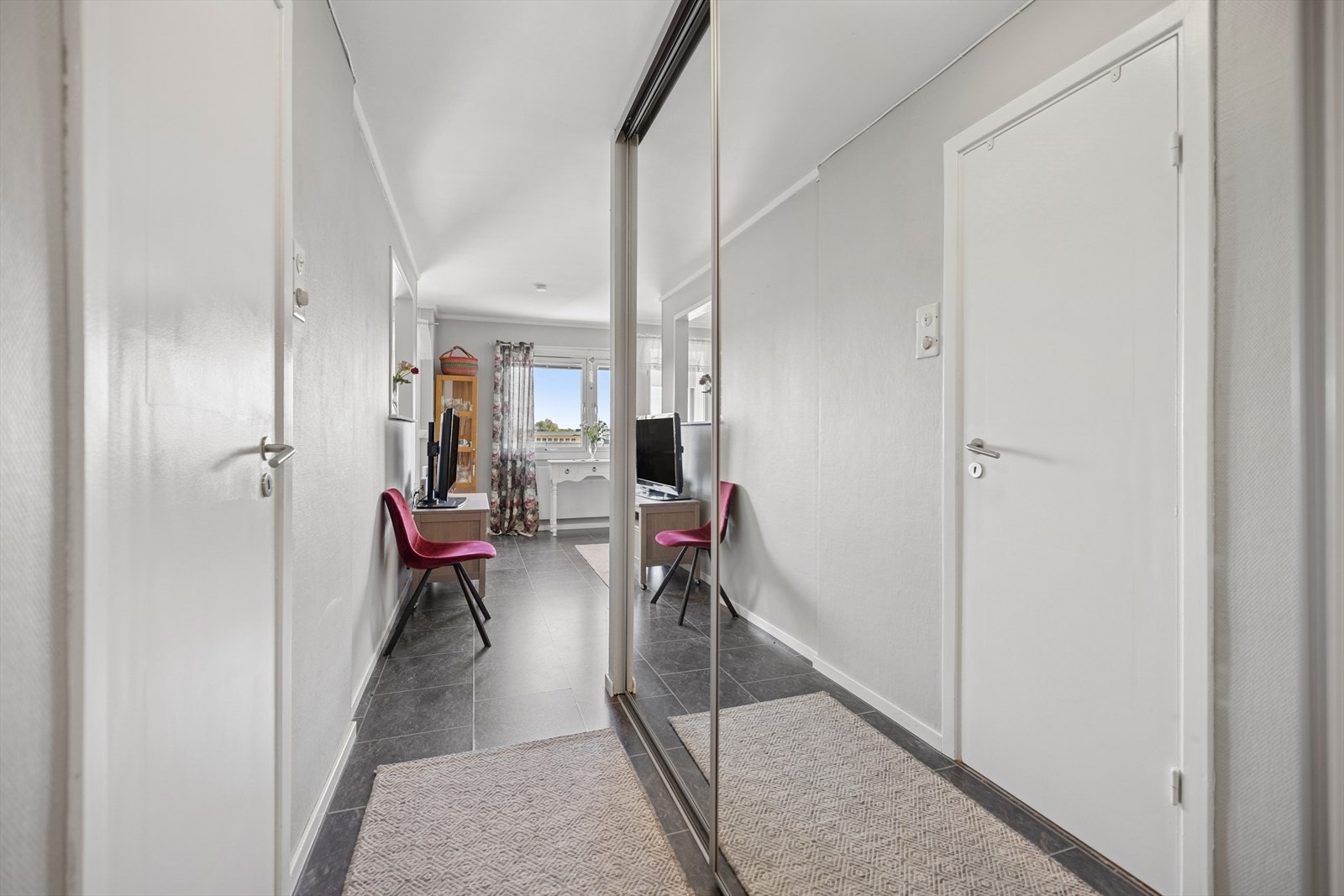 Entreen har garderobeskap med god plass til yttertøy og annet Galleribilde