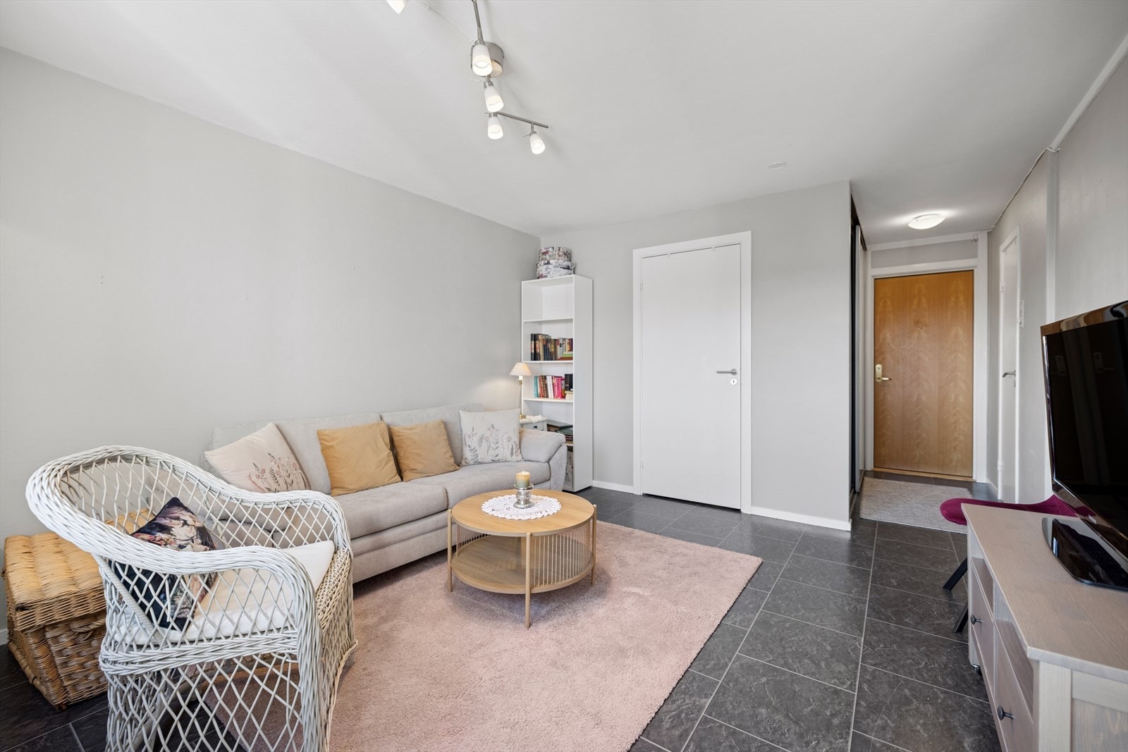 Stuen har god plass til møblering. Dør til sovealkoven vises i bildet Galleribilde