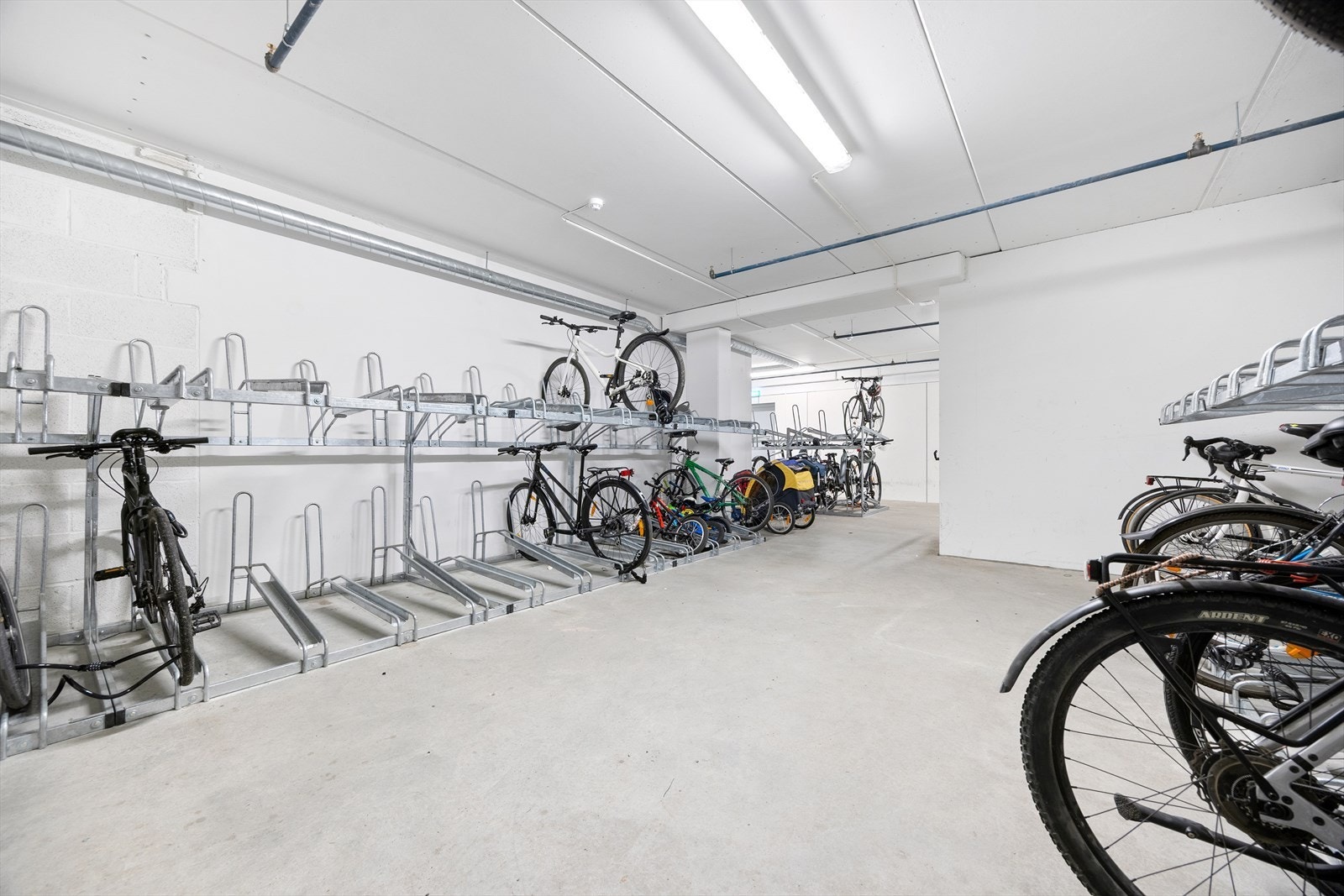 Felles, innvendig sykkelparkering i bygget Galleribilde