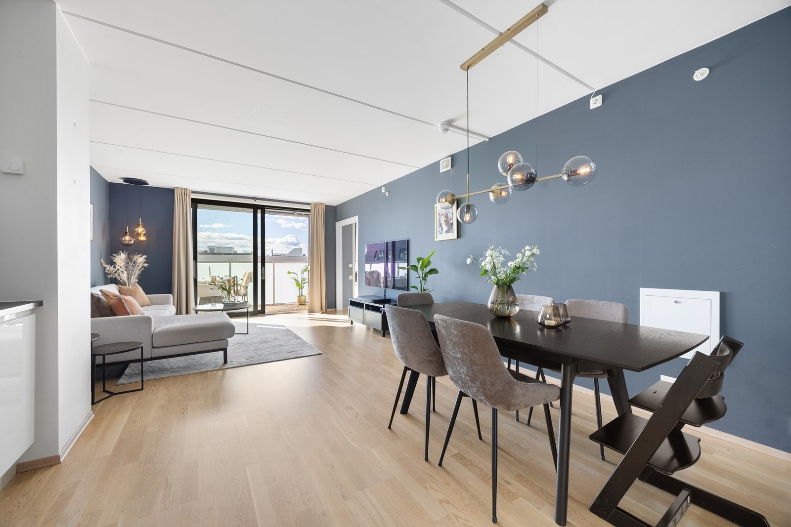 Her er det god plass til en stor spisegruppe - perfekt for sosiale sammenkomster Galleribilde