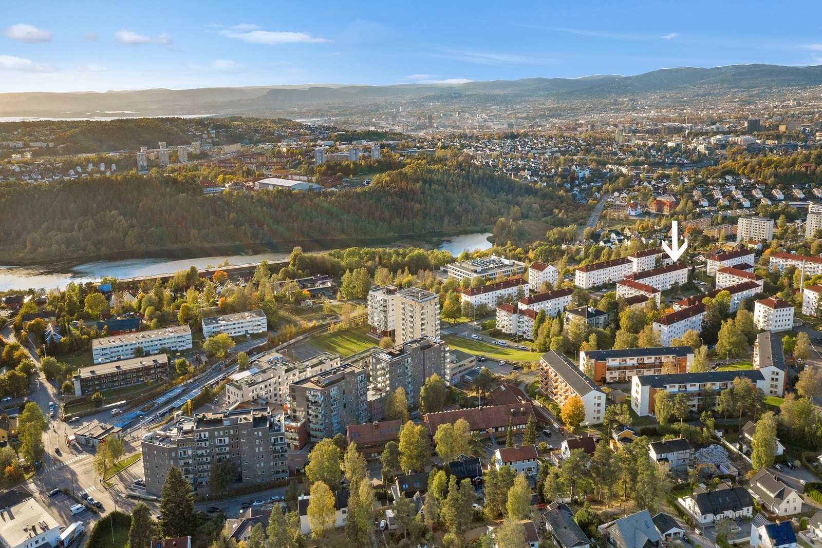 Fra boligen er det kort vei til T-bane, Østensjøvannet og Østmarka. I området finner du turmuligheter året rundt: gang- og sykkelstier, turveier og lysløyper. Galleribilde