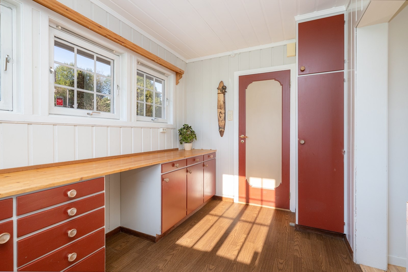 Tilliggende kjøkkenet ligger grovkjøkken med underskap og ett høyskap. Galleribilde