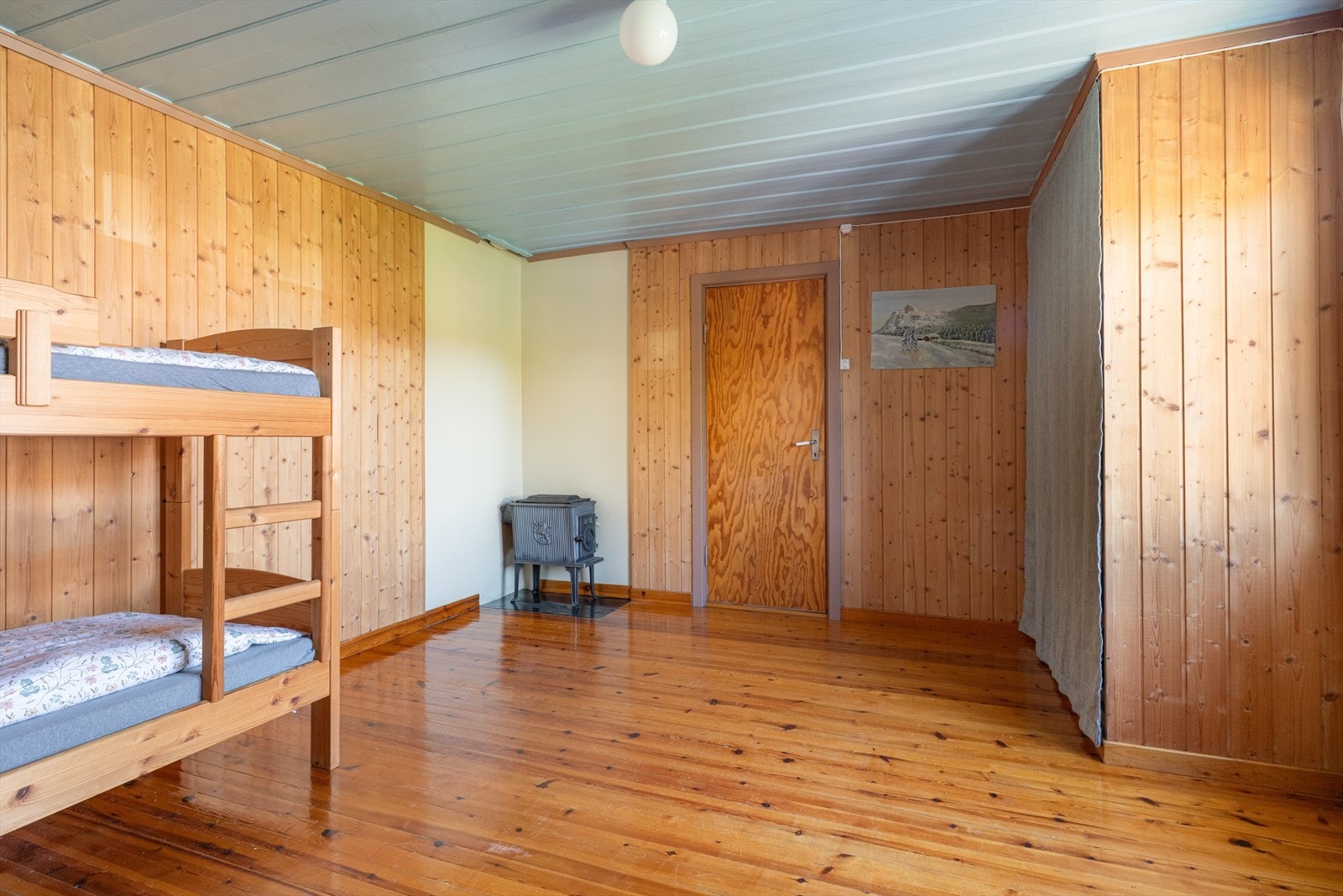 Soverom med peisovn. Galleribilde