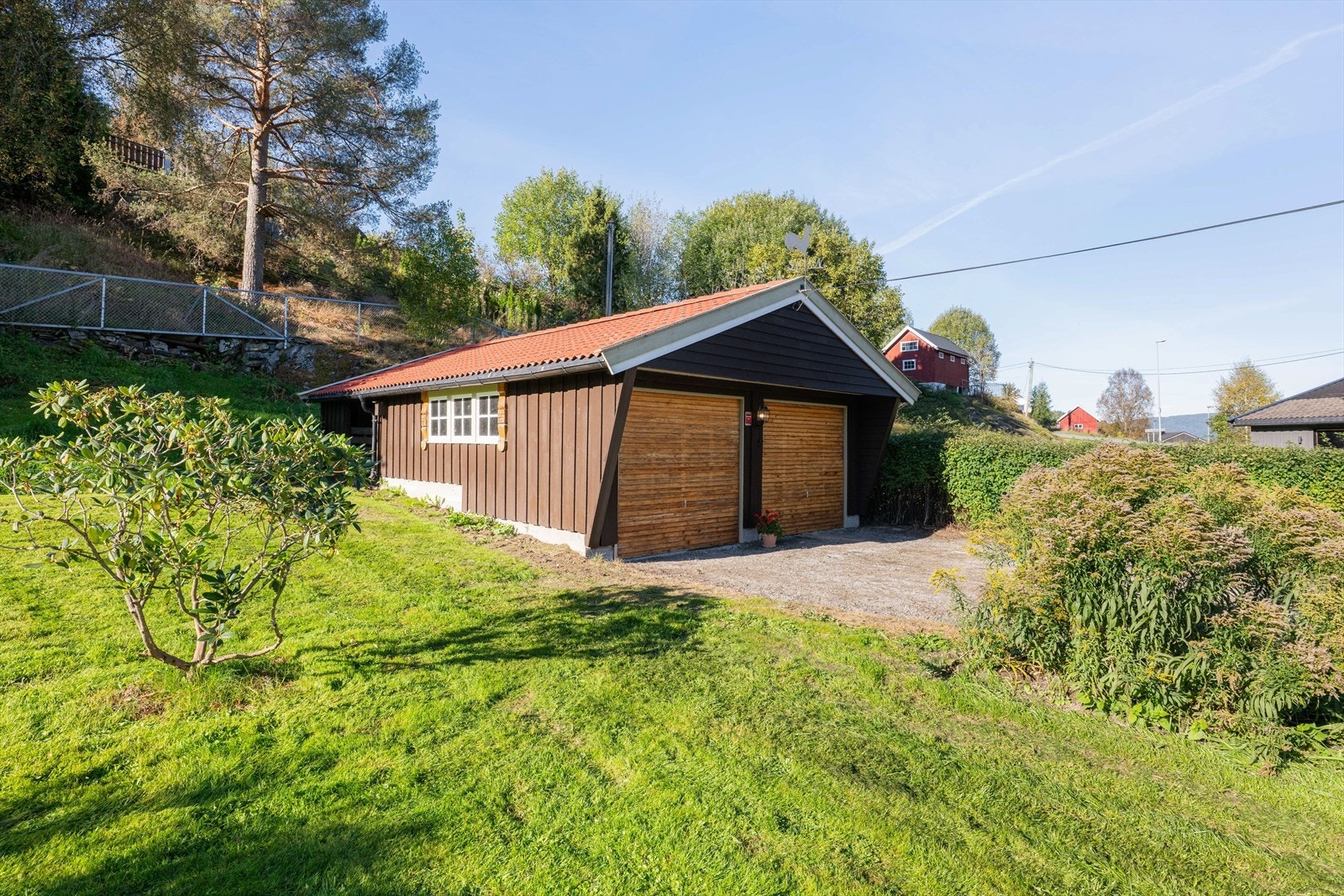 Det er oppført dobbelt garasje på eiendommen som gir gode parkeringsmuligheter. Galleribilde