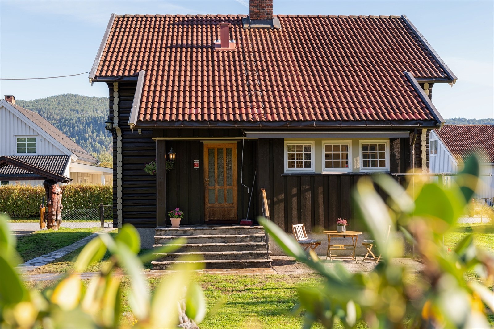 Fra entré kommer man ut til overbygget inngangsparti. Galleribilde