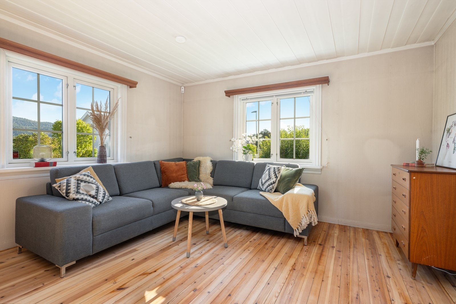 Stuen er lys og fin, med god plass til sofagruppe. Galleribilde