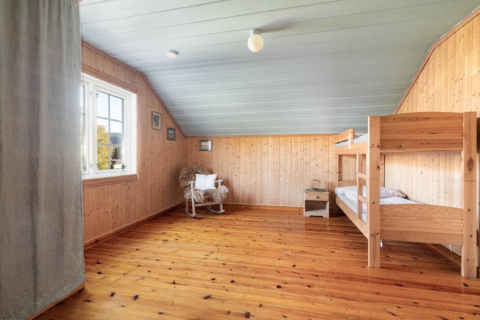 Soverommene har god størrelse med god plass til både seng og garderobeløsning. Galleribilde