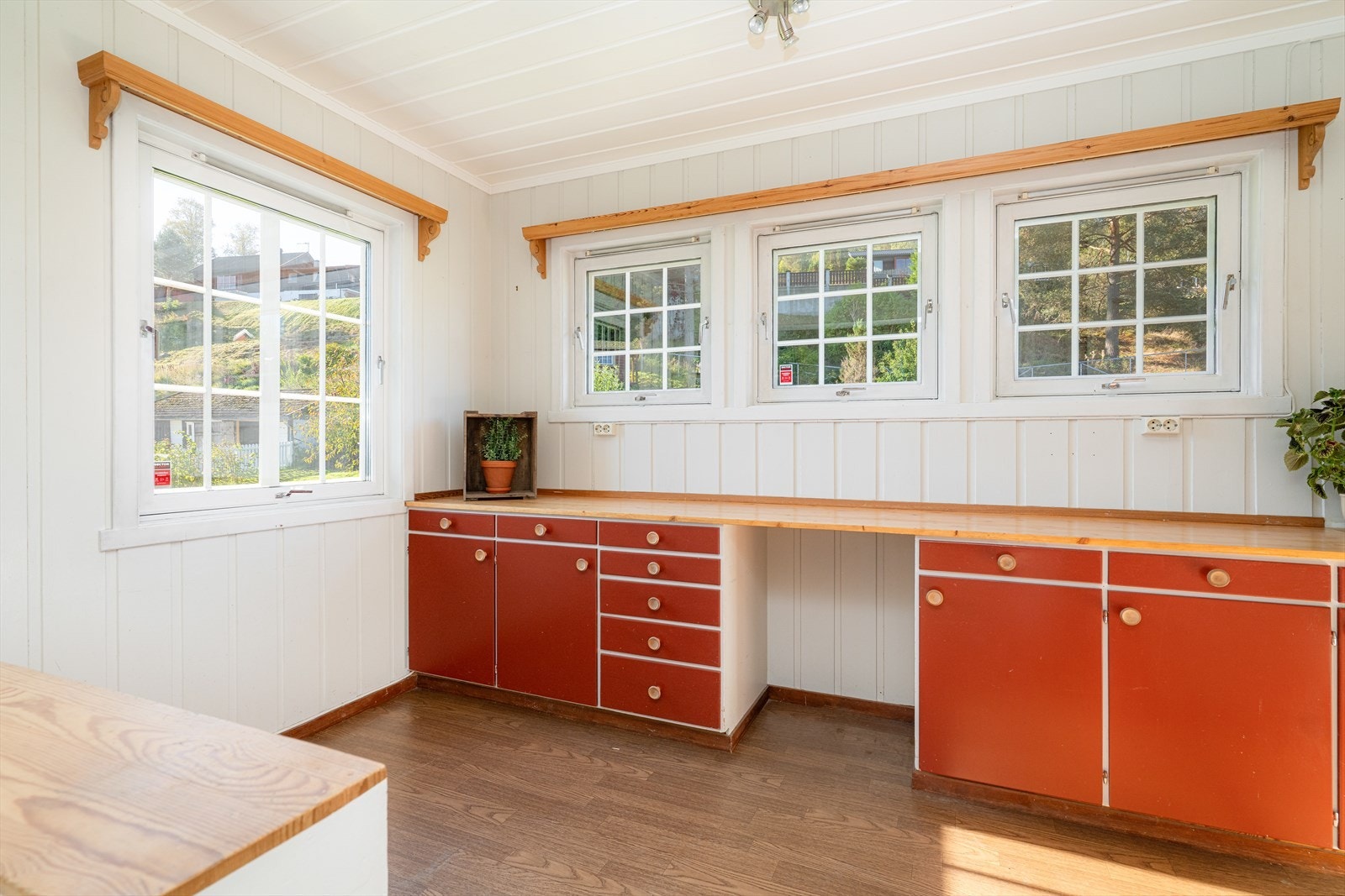 Gode vindusflater som slipper inn rikelig med naturlig lys. Galleribilde