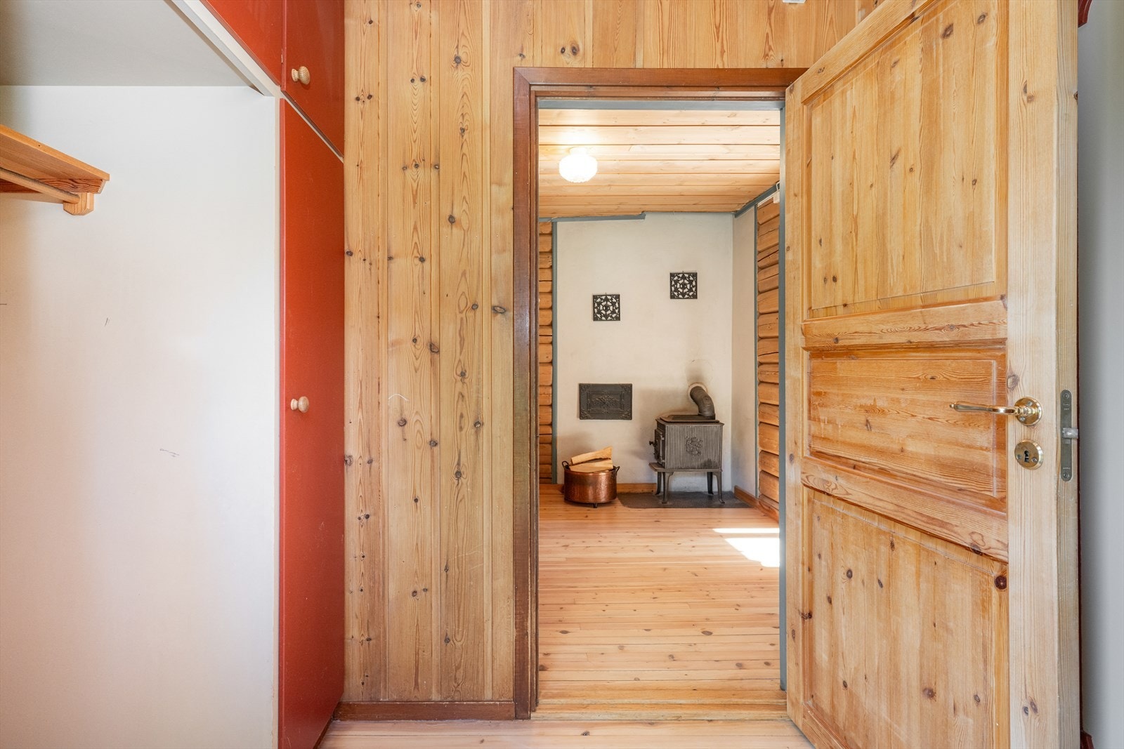 Hyggelig entre med god plass til yttertøy i plassbygget garderobeskap. Galleribilde