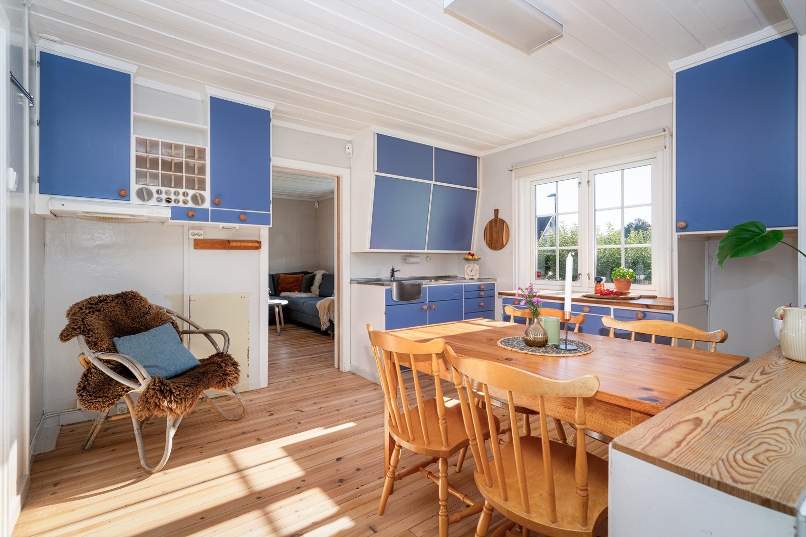 Det er avsatt plass til frittstående hvitevarer som kjøleskap, komfyr og oppvaskmaskin på kjøkkenet. Galleribilde