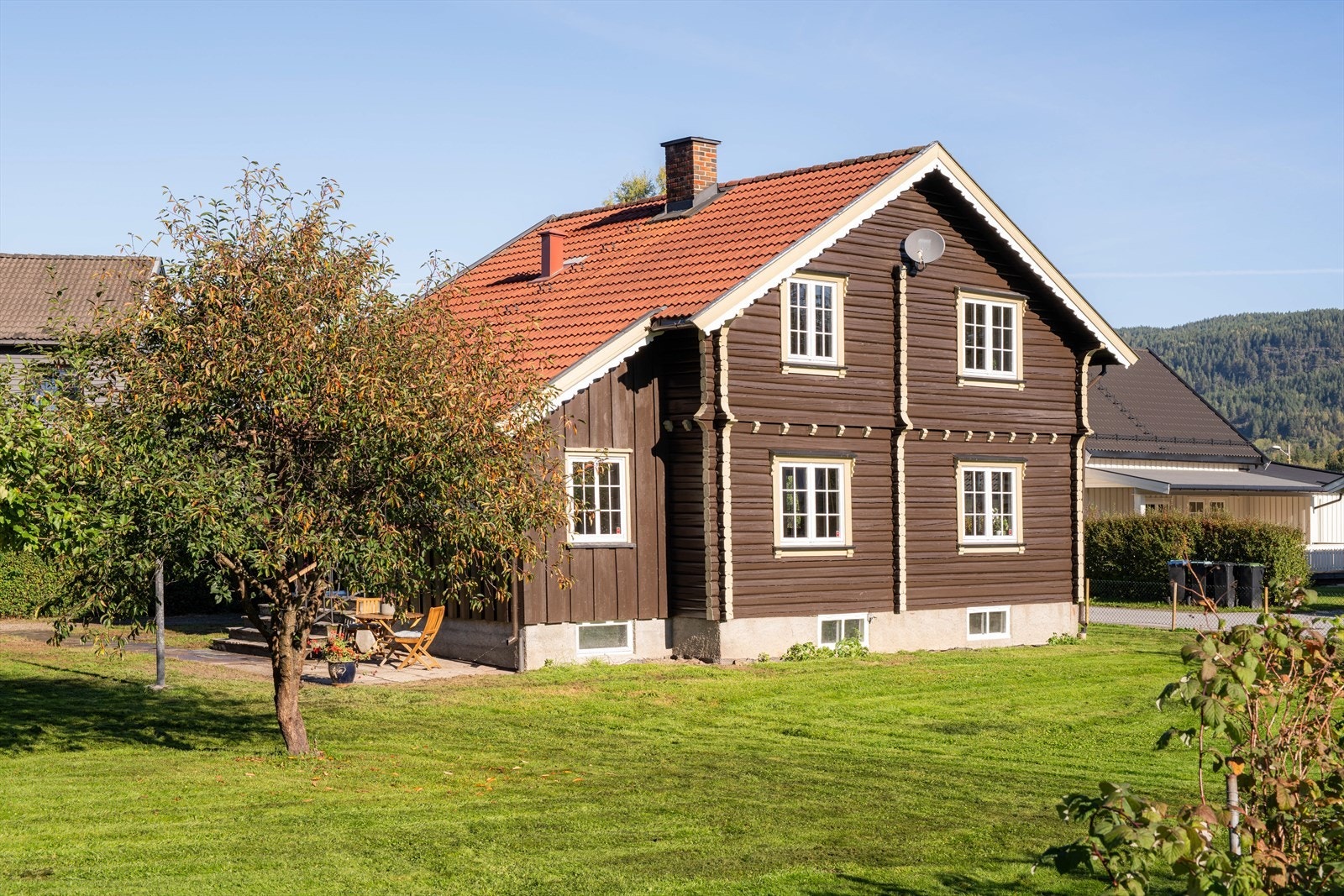 Trivelig og sjarmerende enebolig fra 1953, som er tilbygget i 1982 med inngangsparti Galleribilde