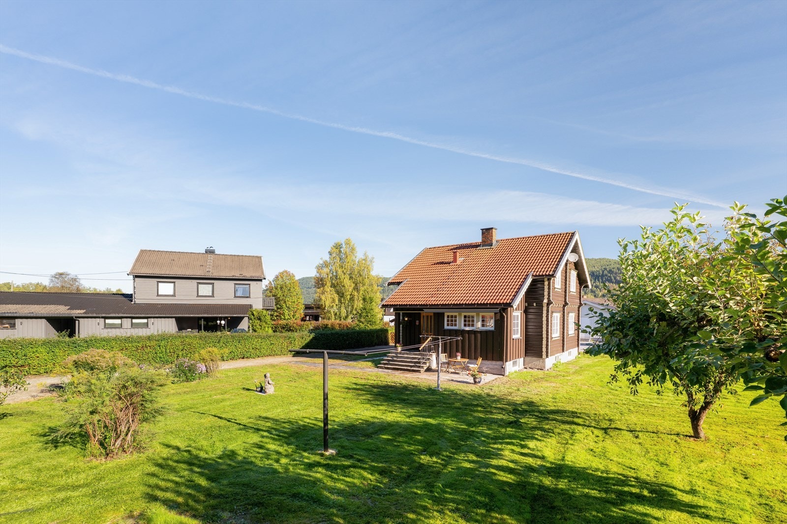 Romslig og solrik tomt på til sammen 1 650,5 m², som gir god boltreplass for store og små Galleribilde